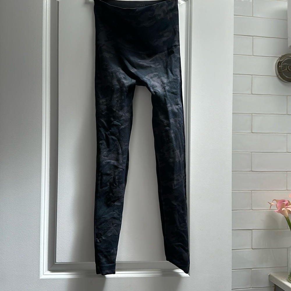 Spanx women’s camo leggings - Picture 3 of 5